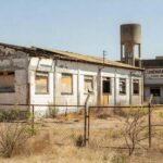 Fachada de escola antiga em Sobradinho, DF, destacando desgaste e crises educacionais ignoradas pela CLDF.