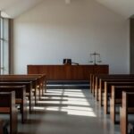 Tribunal vazio em Planaltina representando condenação por homicídio qualificado de criança.