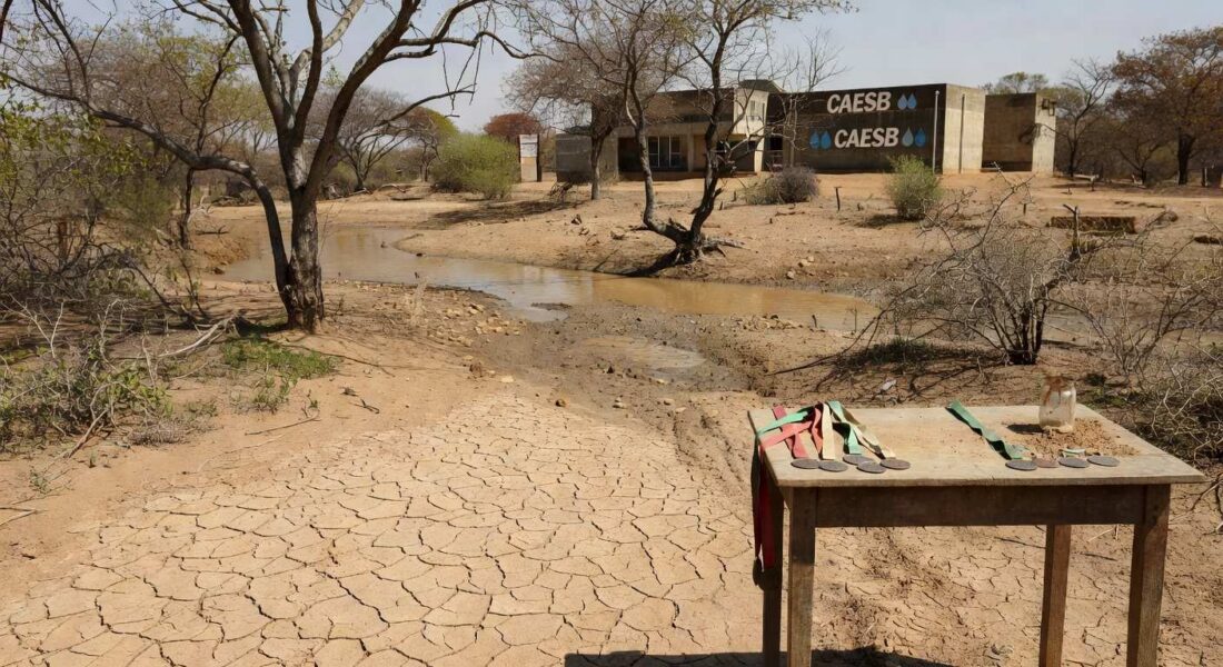 Paisagem do Cerrado com nascente seca e estrutura da Caesb, destacando perda de 50% das nascentes no Dia Mundial da Água.