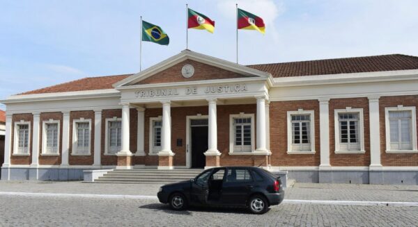 Fachada do Tribunal de Santa Maria com carro estacionado, simbolizando condenação por homicídio em roubo de veículo.