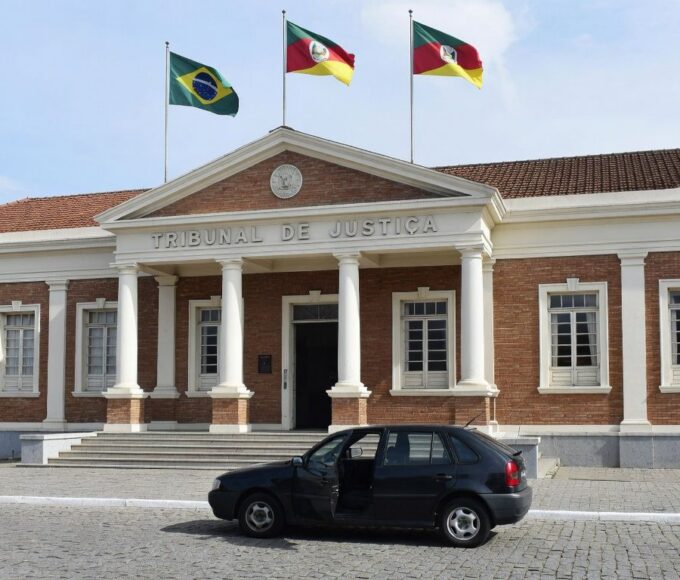 Fachada do Tribunal de Santa Maria com carro estacionado, simbolizando condenação por homicídio em roubo de veículo.