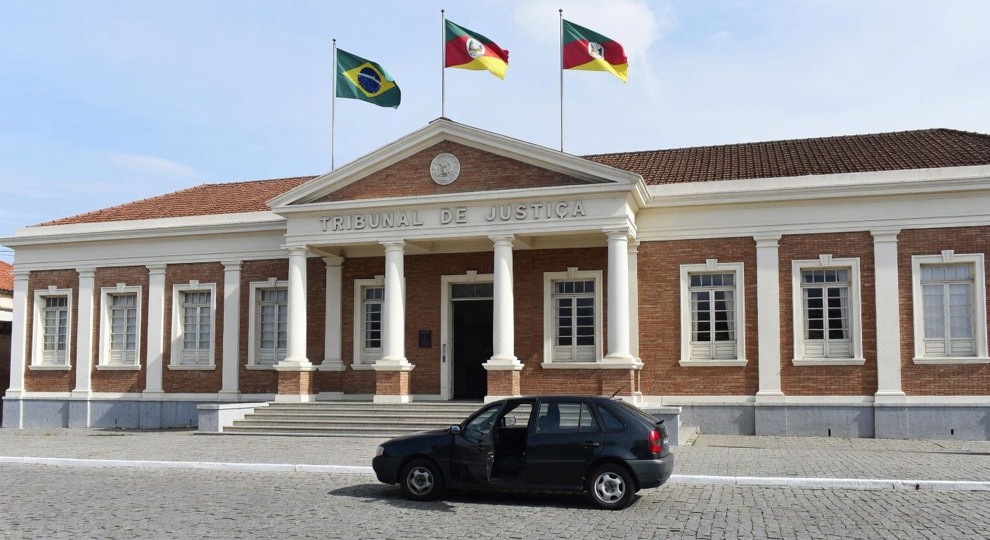 Fachada do Tribunal de Santa Maria com carro estacionado, simbolizando condenação por homicídio em roubo de veículo.