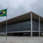 Edifício da CLDF em Brasília sob céu nublado, representando concessão de título honorário em meio a crises no DF.