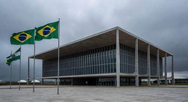 Edifício da CLDF em Brasília sob céu nublado, representando concessão de título honorário em meio a crises no DF.