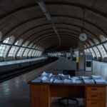 Estação de metrô em Brasília com elementos burocráticos simbolizando atrasos em licitações do Metrô-DF.