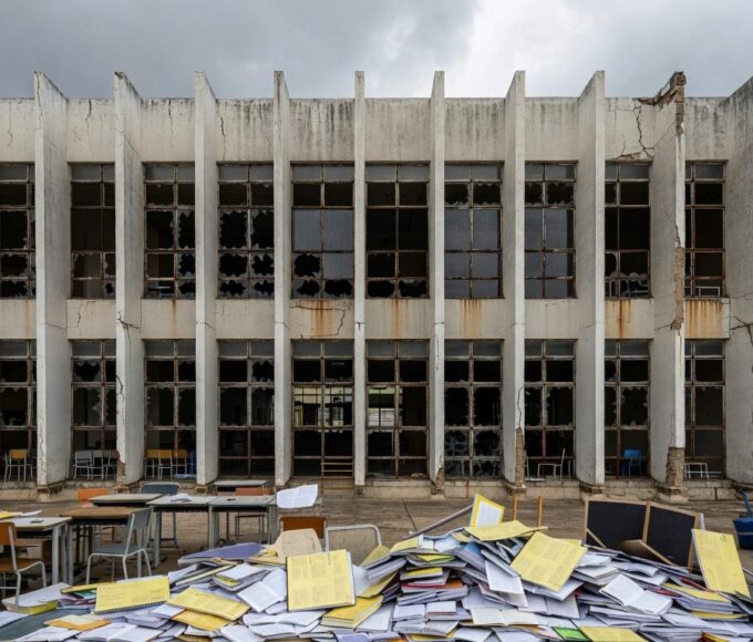 Sala de aula deteriorada em escola pública de Brasília, representando crise no EducaDF e debate na Câmara Legislativa sobre falhas na educação.