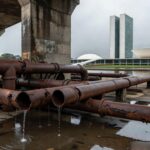 Tubulações antigas com vazamentos no sistema de abastecimento de água em Brasília, destacando vulnerabilidades no aniversário da Caesb.