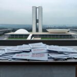 Edifício da Câmara do DF com símbolos de programa para idosos no mercado e discriminação persistente.