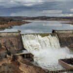 Barragem de Santa Maria transbordando no DF, expondo riscos na gestão hídrica.