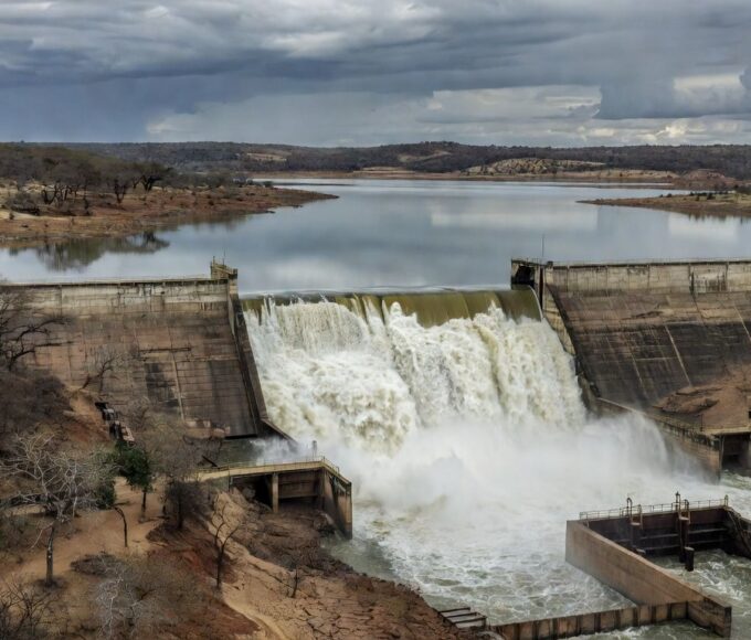 Barragem de Santa Maria transbordando no DF, expondo riscos na gestão hídrica.
