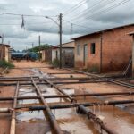 Rua em Sucupira com tubulações de água clandestinas e torneiras secas, ilustrando crise hídrica no Distrito Federal.