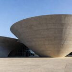 Plenário vazio da Câmara Legislativa do DF simbolizando homenagem sem apoio concreto