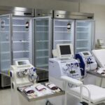 Sala de vacinação em hospital de Brasília com equipamentos para doadores de sangue e medula