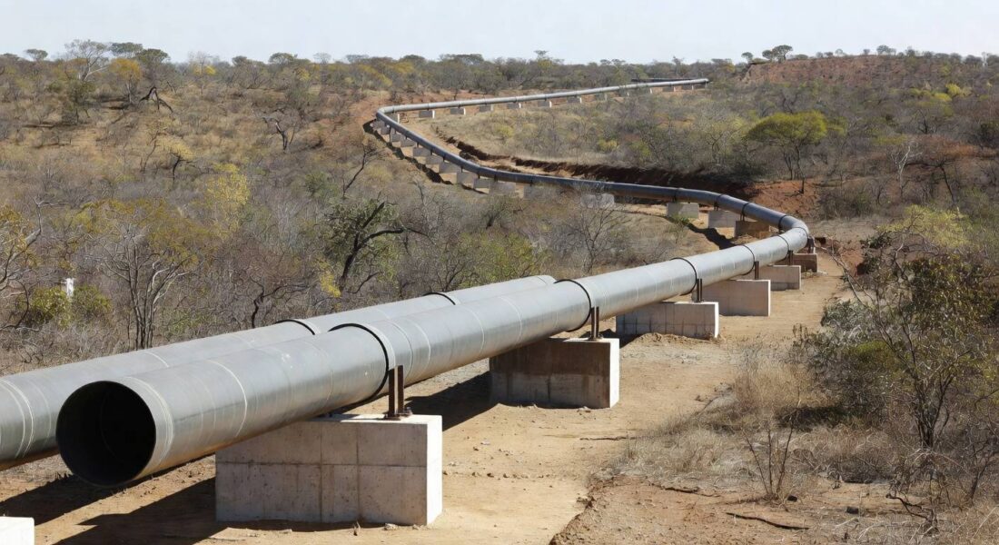 Adutora de água inaugurada em Planaltina, DF, com tubulações em área de cerrado