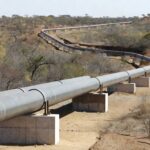 Adutora de água inaugurada em Planaltina, DF, com tubulações em área de cerrado