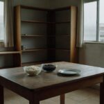 Despensa com alimentos escassos representando insegurança alimentar no DF