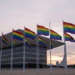 Fachada da Câmara Legislativa do DF com bandeira do Orgulho LGBTI+