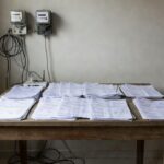 Contas de água, luz e internet em atraso representando lei do DF