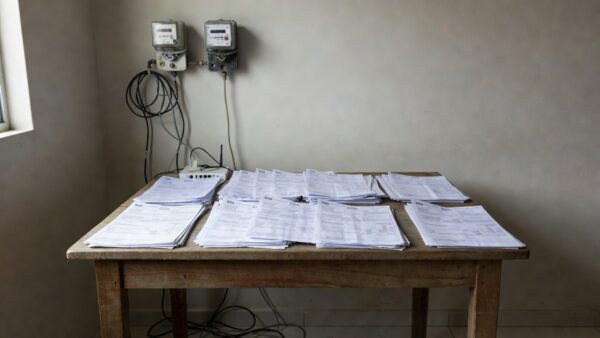 Contas de água, luz e internet em atraso representando lei do DF