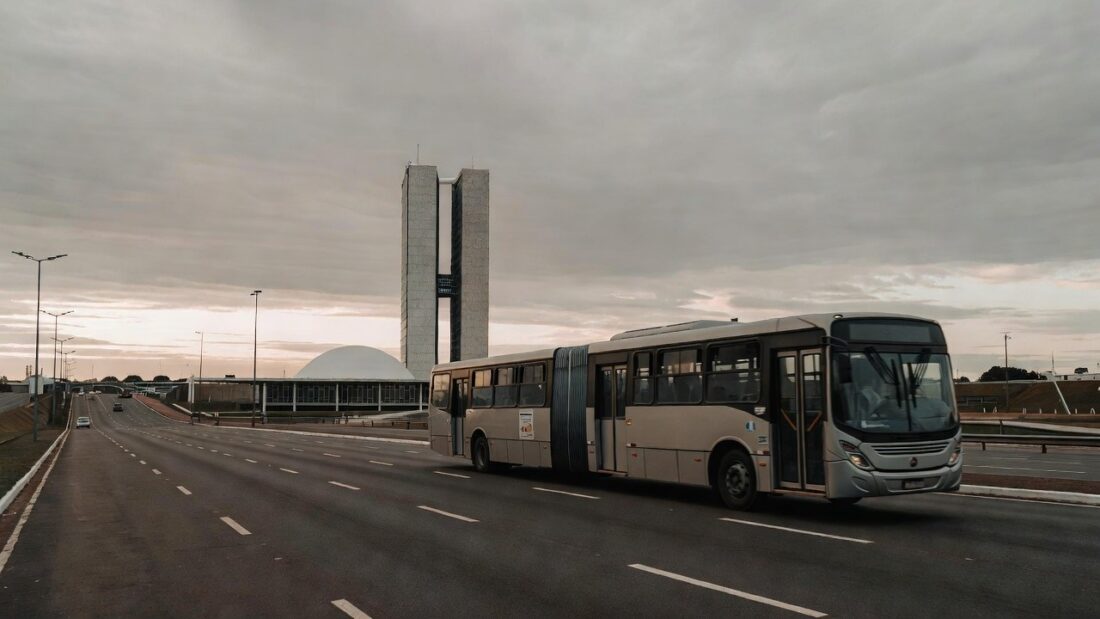 Ônibus de Brasília em frente à Câmara Legislativa do DF sobre Tarifa Zero para estudantes