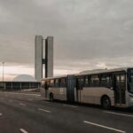 Ônibus de Brasília em frente à Câmara Legislativa do DF sobre Tarifa Zero para estudantes