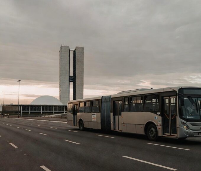 Ônibus de Brasília em frente à Câmara Legislativa do DF sobre Tarifa Zero para estudantes