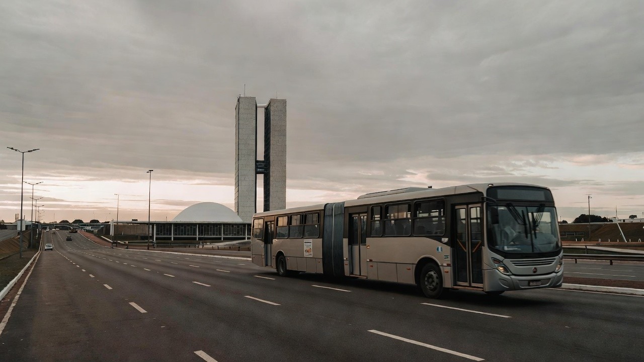 Ônibus de Brasília em frente à Câmara Legislativa do DF sobre Tarifa Zero para estudantes