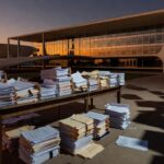 Plenário vazio da Câmara dos Deputados simbolizando crise de financiamento para Territórios Criativos