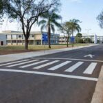 Faixa elevada em frente a escola e hospital no Distrito Federal