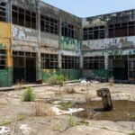 Escola pública deteriorada no DF com paredes descascadas e janelas quebradas