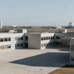 Escola pública em Brasília representando lei sobre salários de professores remanejados no DF