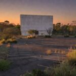 Drive-in abandonado em Brasília ao entardecer, memória de Marta Fagundes