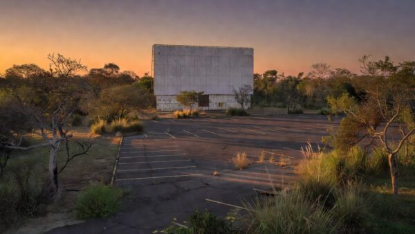 Drive-in abandonado em Brasília ao entardecer, memória de Marta Fagundes