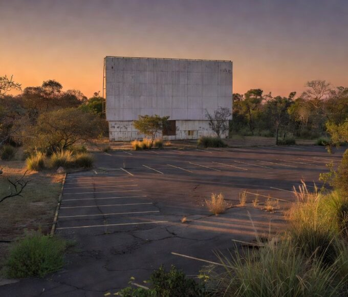 Drive-in abandonado em Brasília ao entardecer, memória de Marta Fagundes