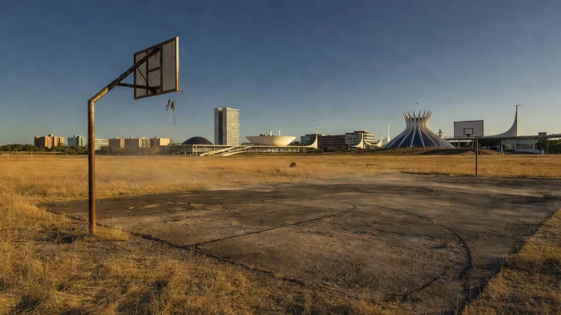 Quadra de esportes abandonada em Brasília simbolizando crises no esporte do DF