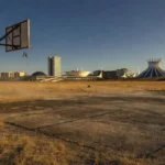 Quadra de esportes abandonada em Brasília simbolizando crises no esporte do DF