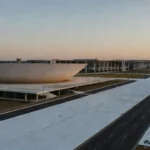 Interior da CLDF com placas de homenagem a educadores físicos