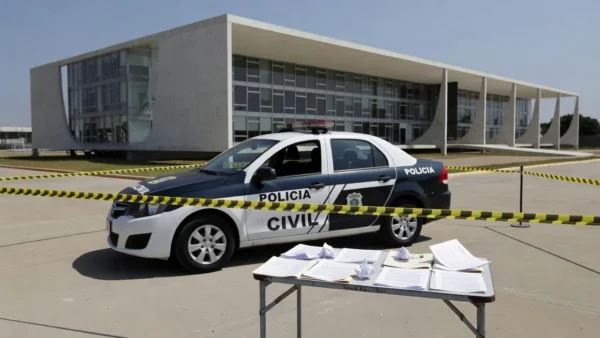 Viatura da Polícia Civil em operação contra agiotas no Distrito Federal