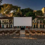 Praça da Bíblia com tela de cinema ao ar livre para oficinas e projeções do Cine Viva 60+