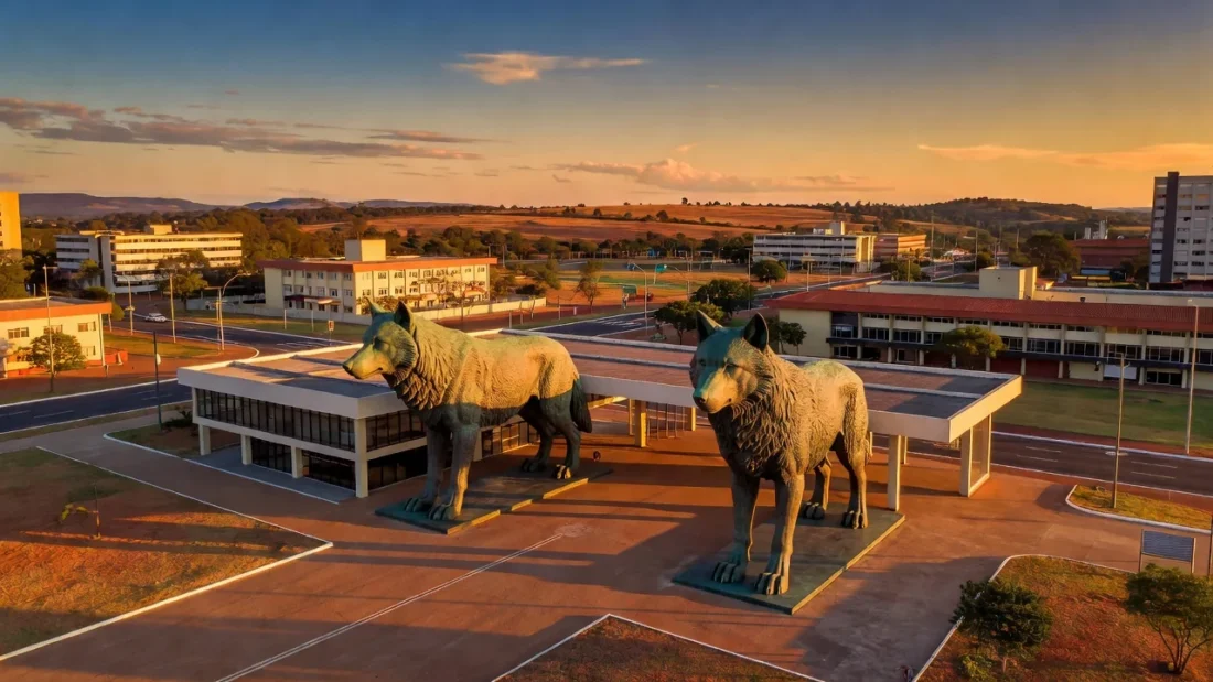 Monumento das Lobas restaurado na entrada do Guará II em Brasília