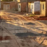 Rua em Sol Nascente com obras de regularização e asfalto em Brasília
